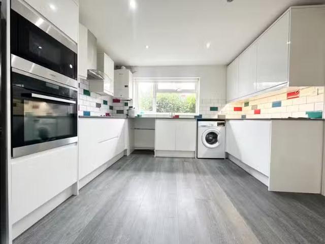 Rental! 3 bedroom semi detached house for rent in Russett Way.