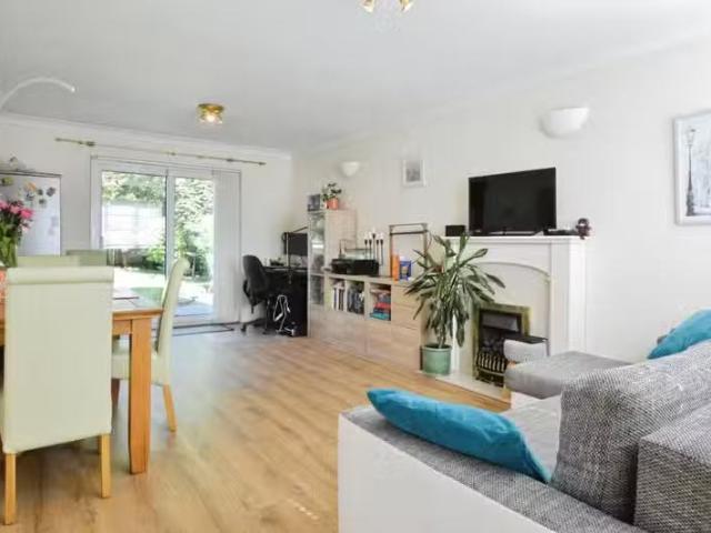 Nice 3 bedroom semi detached house for rent in Villiers Cresce.