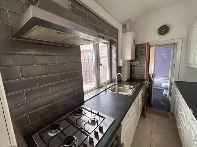 Just in! 3 bedroom terraced house for rent in Oakwood Road, Sm.