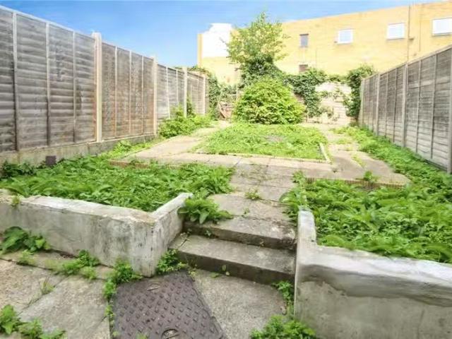 Just in! 3 bedroom terraced house for rent in Bensham Grove, T.