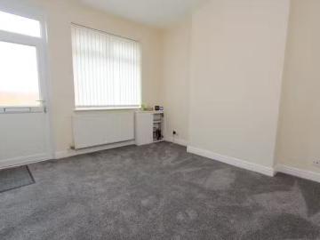 Charming 3 bedroom terraced house for rent in East View, Glasc.