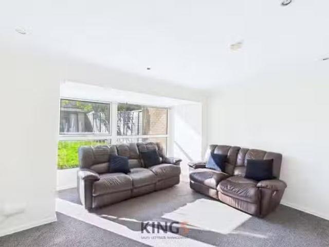 Just in! 3 bedroom terraced house for rent in Scholars Walk, H.