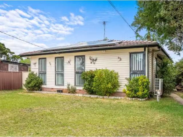 Unique 3 BR 40 Sandakan Crescent, LETHBRIDGE PARK House for re.