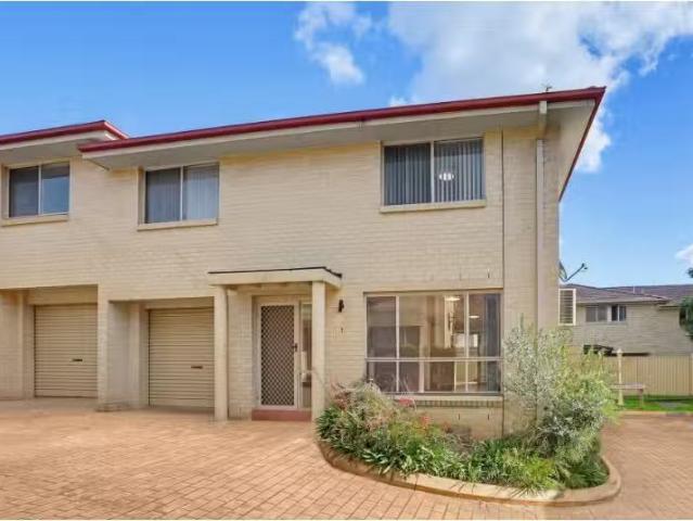 Deal! 3 BR 4/151 Cox Avenue, Penrith Townhouse for rent Liste.