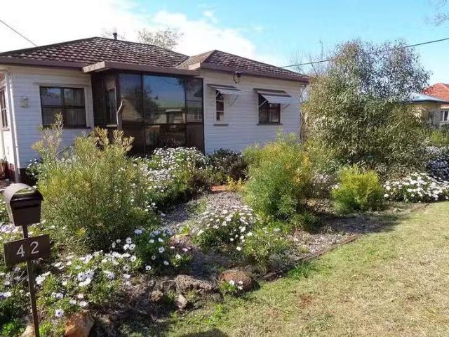 Deal! 3 BR 42 Fourth Street, Harristown, QLD 4350