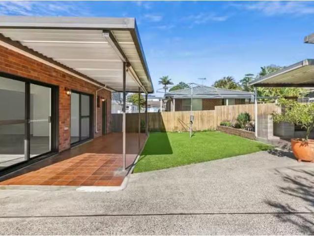 Unique 3 BR 445 Condamine Street, Allambie Heights House for r.