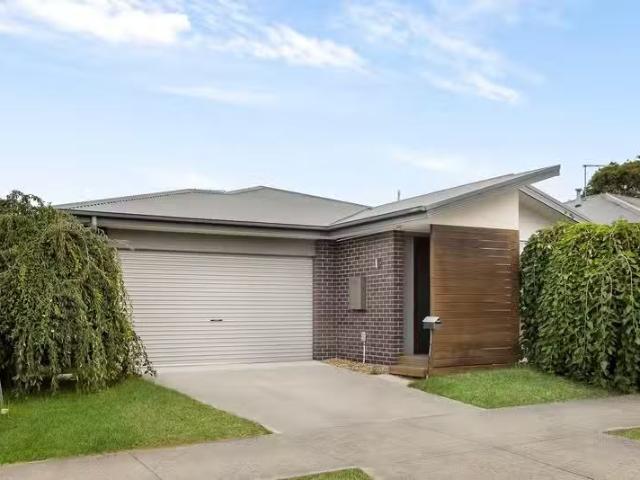Cheap 3 BR 44A Banksia Crescent, TYABB, VIC 3913 House for R.