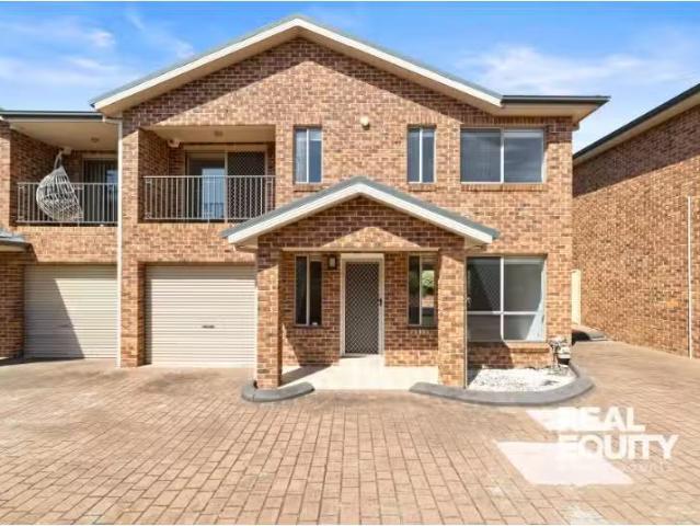 Charming 3 BR 4/5 Streeton Place, CASULA Townhouse for rent L.