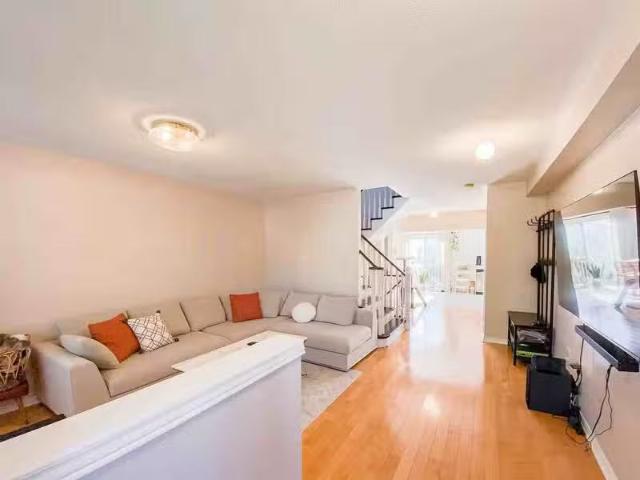 Nice 3 BR 47321798 23 Selkirk Drive