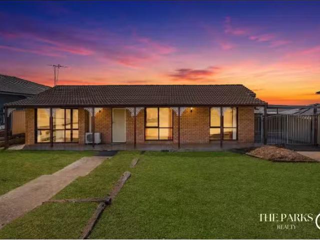For Rent! 3 BR 4 Moffitt Crescent, Edensor Park House for rent.