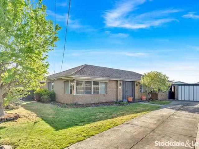 For Rent! 3 BR 4 North Circular Road, Gladstone Park, VIC 3043