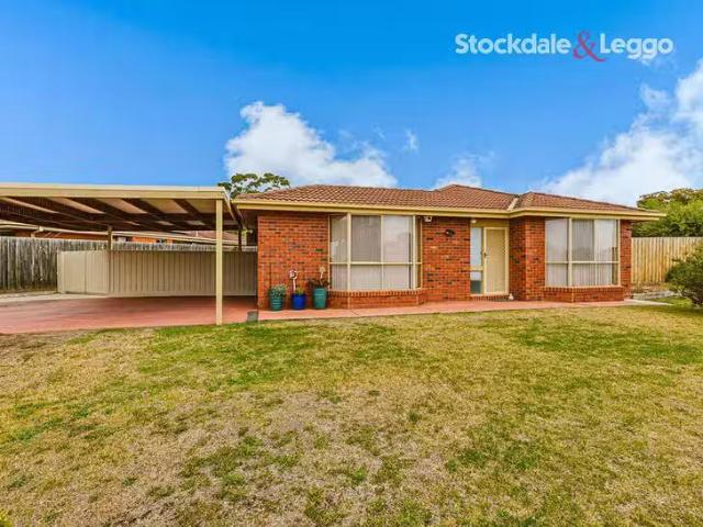 Unique 3 BR 50 Underbank Boulevard, Bacchus Marsh, VIC 3340