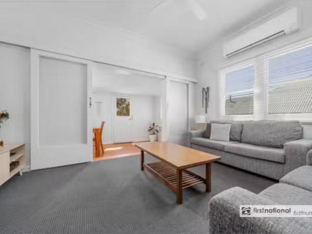 Unique 3 BR 57 Commonwealth Street, West Bathurst House for re.