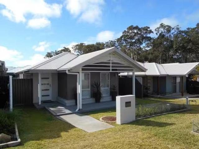 Cheap 3 BR 54 Halloran Street, Vincentia House for rent Liste.