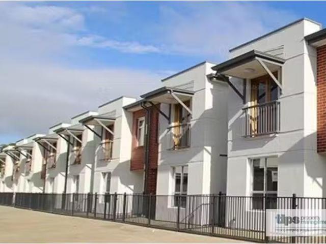 Deal! 3 BR 55D Payneham Road, College Park Townhouse for rent.