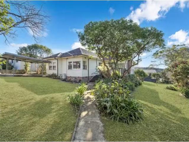 For Rent! 3 BR 5 7 Russell Street, East Gosford House for rent.