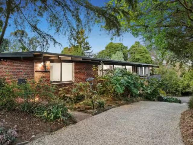 Nice 3 BR 6 Malcolm Court, Ringwood East VIC 3135 House Auct.