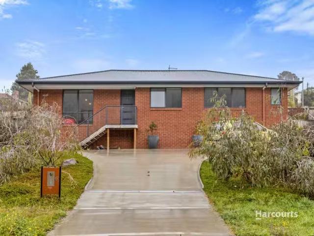 Just in! 3 BR 6 Ironbound Place, MORNINGTON, TAS 7018 House.
