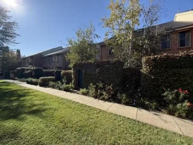 Unique 3 BR 7/3 Ovens Street, GRIFFITH Townhouse for rent Lis.