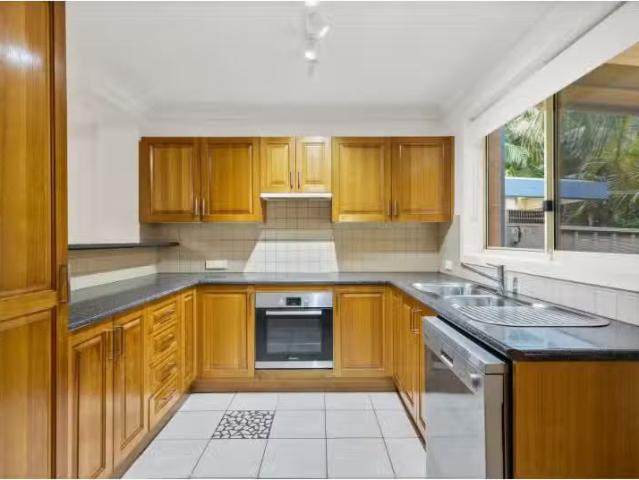 Unique 3 BR 7 Bradford Cl, Tarrawanna House for rent Listed b.