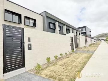 Charming 3 BR 8/5 Devenish Street, TAYLOR Townhouse for rent.