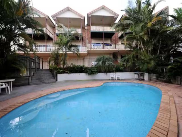 Cozy 3 BR 8/8 Overend Street, Norman Park Townhouse for rent.