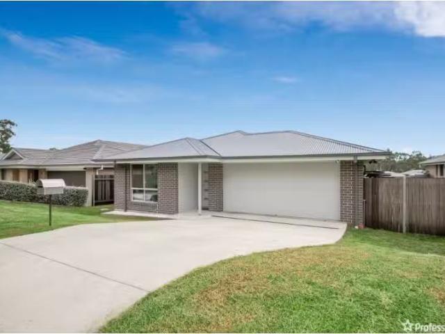 New 3 BR 8 Harden Street, Armidale House for rent Listed by P.