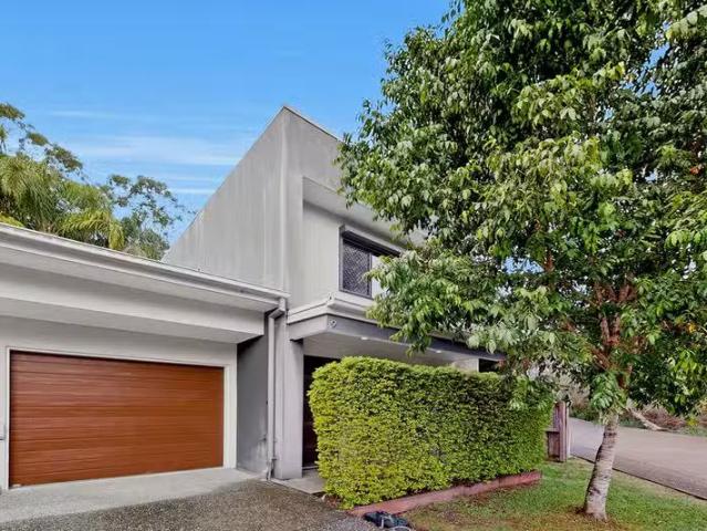 Just in! 3 BR 9/32 Owarra Avenue West, FERNY HILLS, QLD 4055.