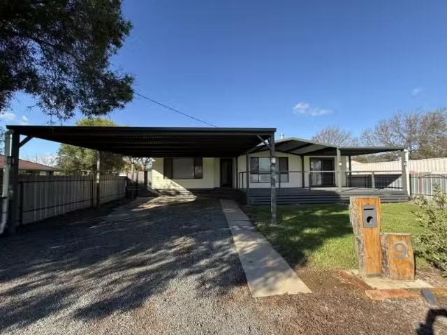 Deal! 3 BR 9 Hayes Street, LOCKHART House for rent Listed by.