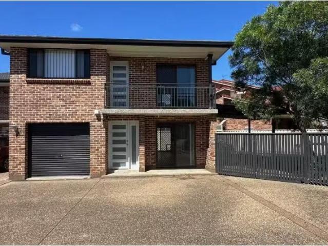 Just in! 3 BR 1/3 Hutchinson Drive, Balgownie Townhouse for re.