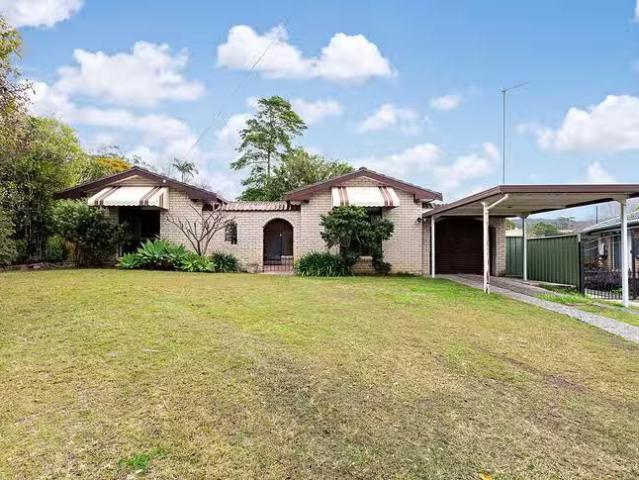 Nice 3 BR 10 Waterside Close, Point Clare, NSW 2250