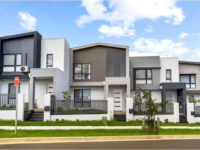 Charming 3 BR 10 Bowerbird Loop, Oran Park Townhouse for rent.