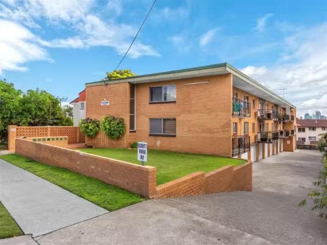 Unique 3 BR 1/158 Old Cleveland Road, COORPAROO Apartment for.