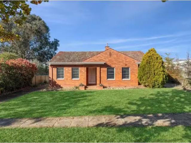 Just in! 3 BR 11 Throsby Crescent, Narrabundah House for rent.