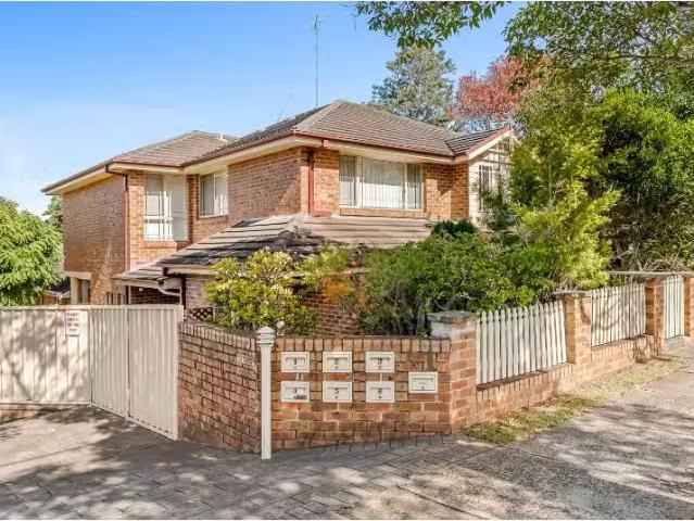 Rental! 3 BR 1/1 Roberts Avenue, Mortdale Townhouse for rent.