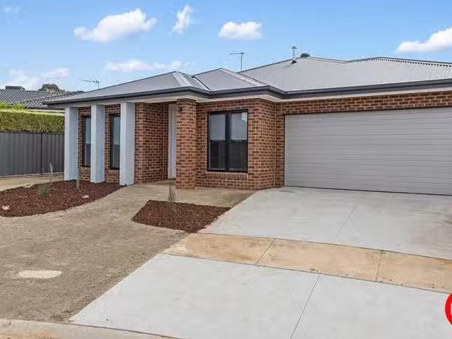 Cozy 3 BR 11 Rothschild Close, Epsom, VIC 3551