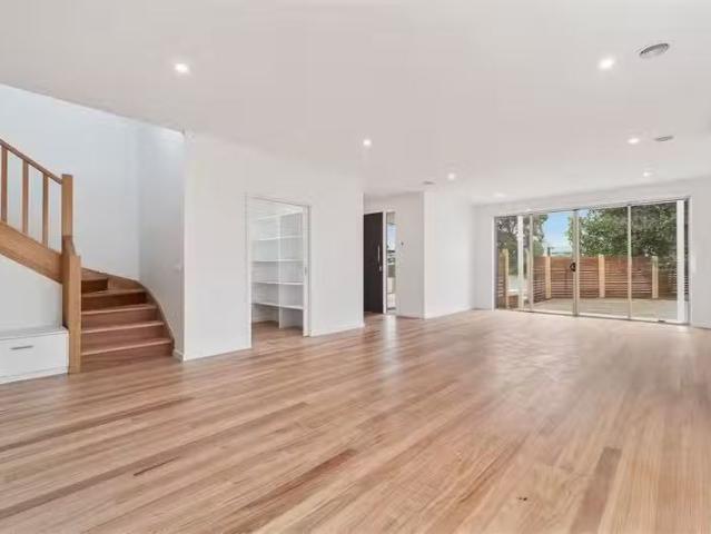 Rental! 3 BR 1/28 Macdonald Grove, MORNINGTON, VIC 3931 Town.