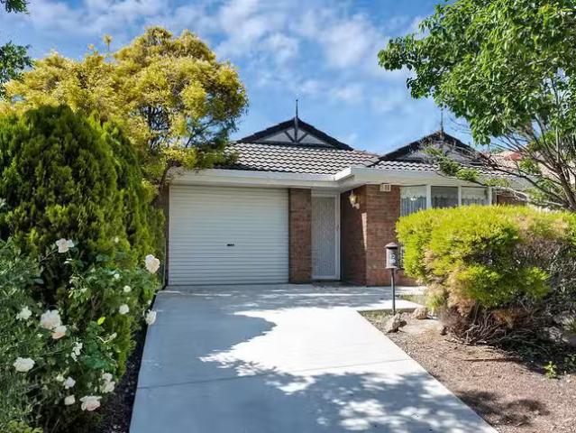 Charming 3 BR 12 Lake Miranda Court, Greenwith, SA 5125