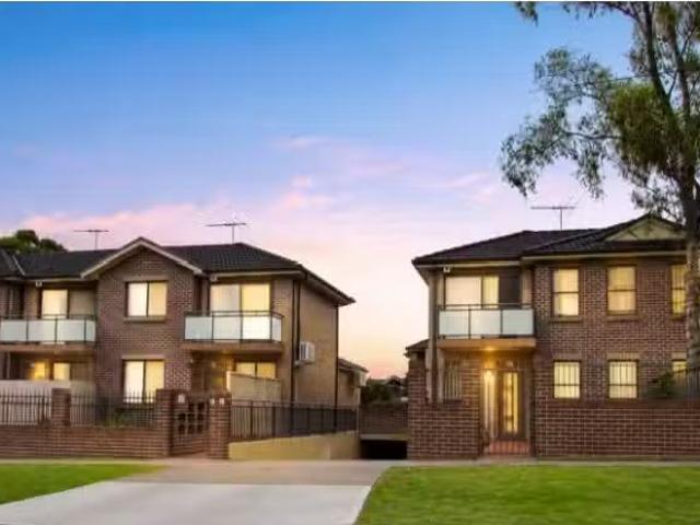 Rental! 3 BR 13/14 18 Valeria Street, TOONGABBIE Townhouse for.