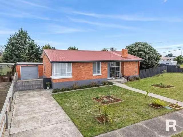 Charming 3 BR 17 Adina Place, East Devonport, TAS 7310