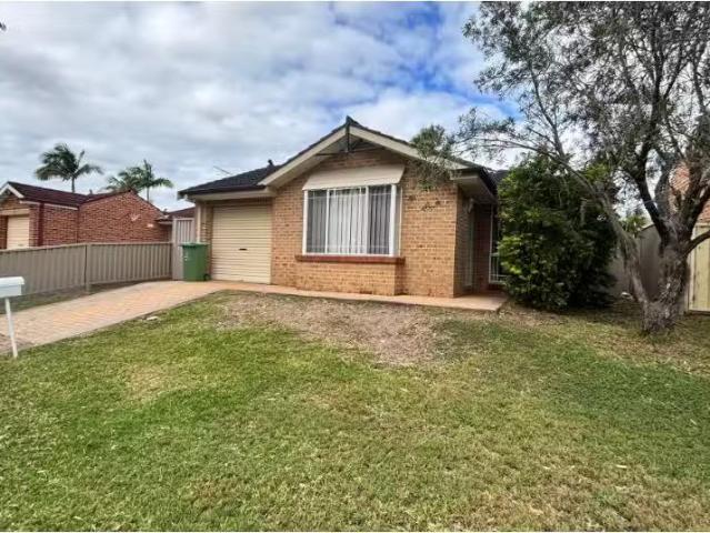 Cheap 3 BR 14 Fernhill Avenue, Hamlyn Terrace House for rent.