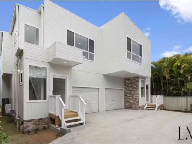 Cheap 3 BR 1/66A Ella Street, Adamstown Apartment for rent Li.