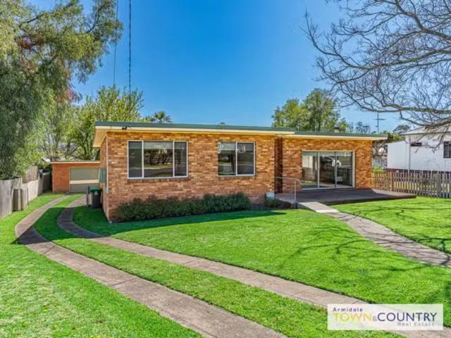 Nice 3 BR 169 Mossman Street, ARMIDALE House for rent Listed.