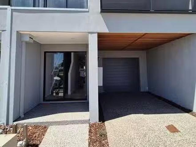 For Rent! 3 BR 16 Creek Esplanade, Donnybrook, VIC 3064