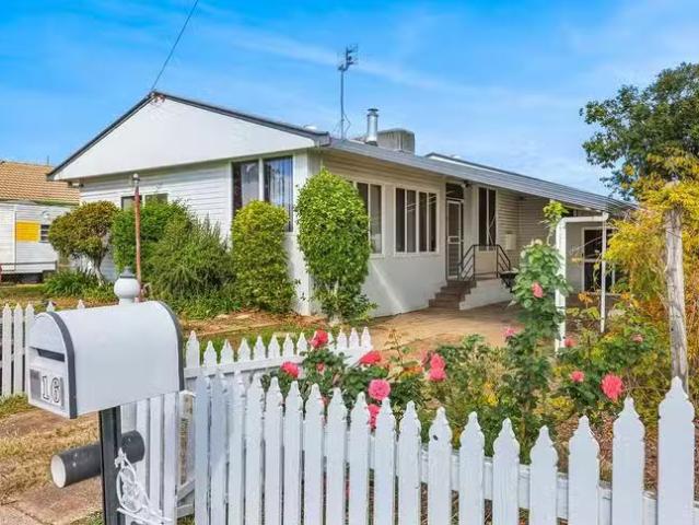 Deal! 3 BR 16 Southview Street, West Tamworth, NSW 2340