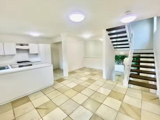 Charming 3 BR 18/23 25 Cook Street, Glebe Townhouse for rent.