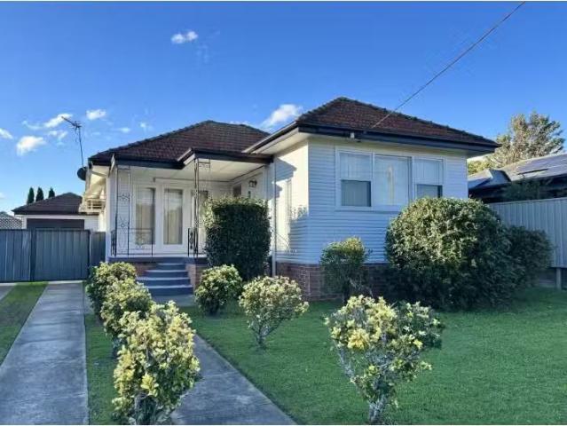 Cozy 3 BR 18 Tathra Street, Raymond Terrace House for rent Li.