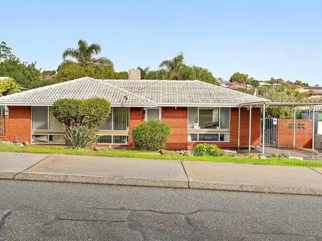 Cozy 3 BR 18 Morrit Way, Parmelia, WA 6167