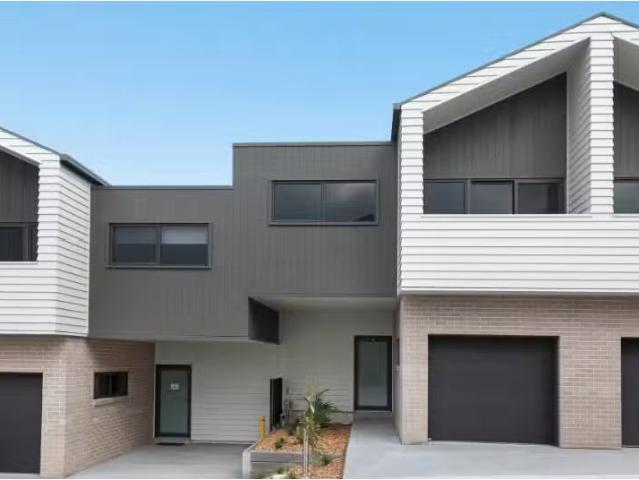 New 3 BR 19/122 Kanahooka Road, Kanahooka Townhouse for rent.