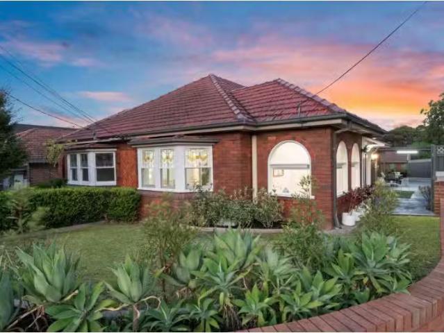 Cozy 3 BR 1a Todd Street, Kingsgrove House for rent Listed by.